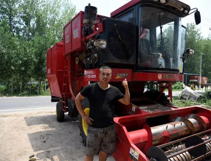 開(kāi)封通許朱先生購(gòu)中聯(lián)收獲4HZJ-2500自走式花生撿拾收獲機(jī) 3-1.jpg