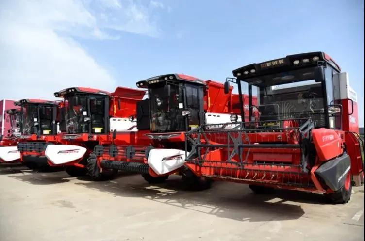 尤美玲:經(jīng)濟(jì)效益高是用戶搶購(gòu)中聯(lián)收獲花生機(jī)的原因 12.15-2.jpg