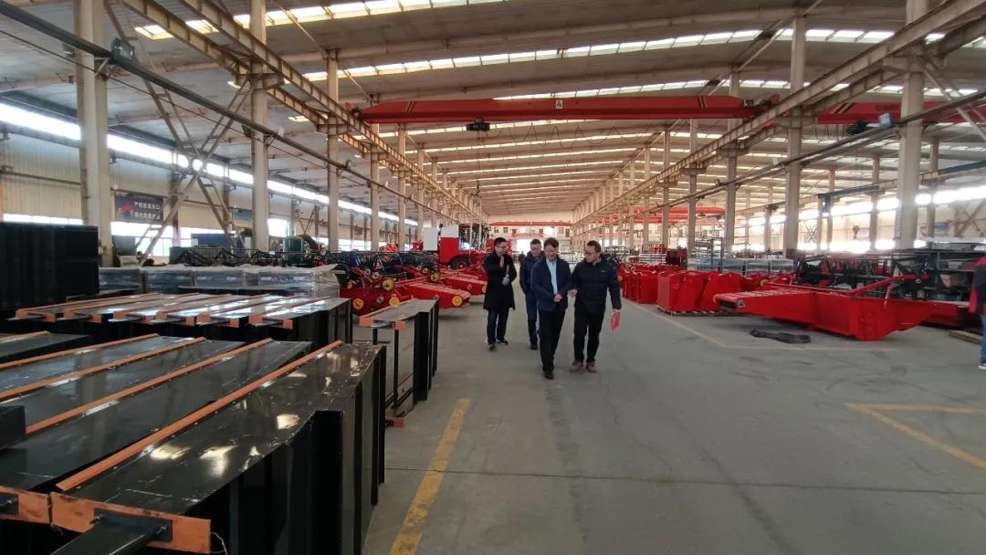 熱烈歡迎中國農(nóng)機(jī)工業(yè)協(xié)會代表團(tuán)蒞臨鄭州中聯(lián)參觀指導(dǎo)工作 12.245.jpg