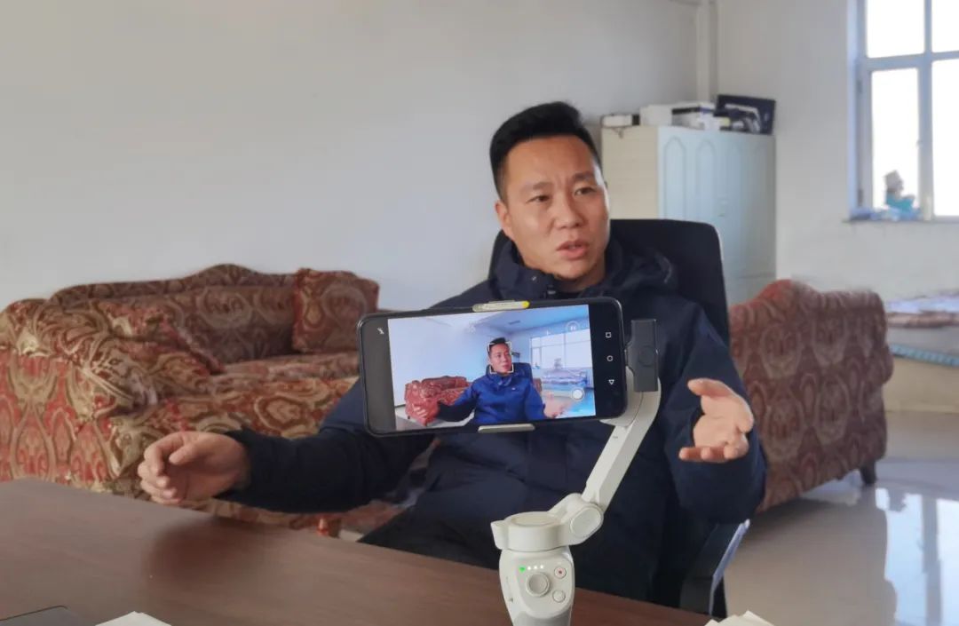 “網(wǎng)紅”牛老板賣(mài)“網(wǎng)紅”車(chē)——中聯(lián)收獲花生機(jī) 610-1.jpg