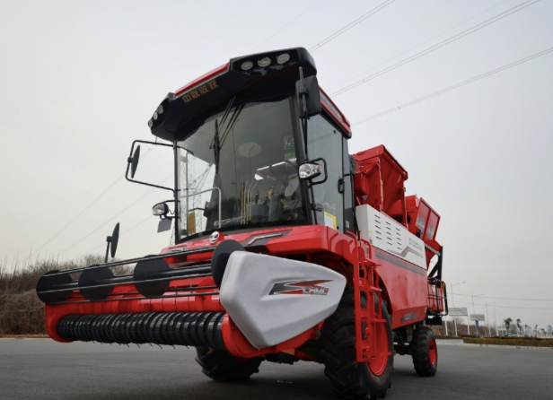 “網(wǎng)紅”牛老板賣(mài)“網(wǎng)紅”車(chē)——中聯(lián)收獲花生機(jī) 610-2.png